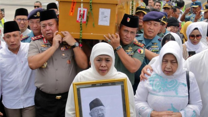 Jenazah Pengasuh Ponpes Tebuireng, Jombang KH Salahuddin Wahid atau Gus Sholah, tiba di Bandara Juanda Surabaya.