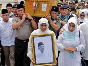 Momen Jenazah Gus Sholah Tiba di Bandara Juanda