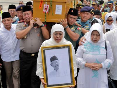Momen Jenazah Gus Sholah Tiba di Bandara Juanda