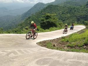 Gowes Hingga ke Atas Awan di Puncak Gunung Gajah