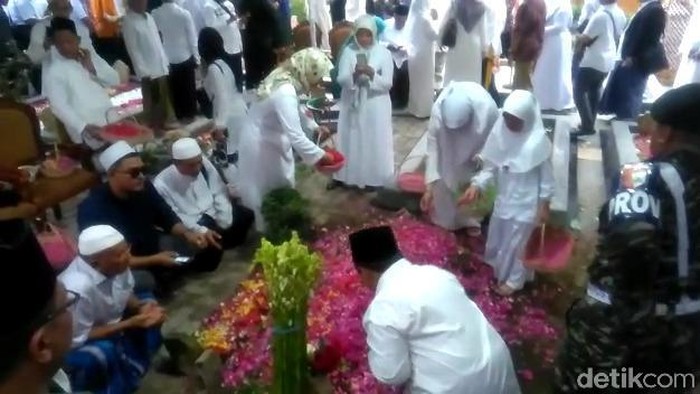 gubernur khofifah sambutan di pemakaman Gus Sholah