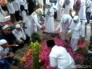 Khofifah Sebut Ada Tiga Mandat Gus Sholah Saat Pemakaman di Tebuireng