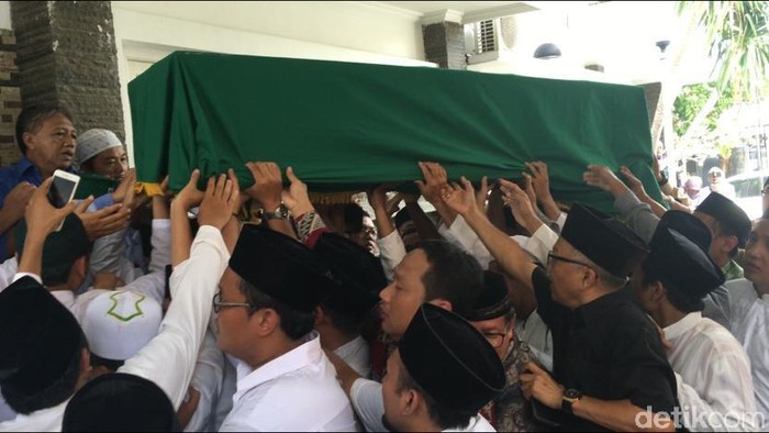 Jenazah Gus Sholah Tiba di Ponpes Tebuireng