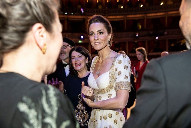 Kate Middleton lalu menyempurnakan gayanya dengan emas berkilauan senilai Rp 10 juta dan kalung dengan nilai Rp 233 juta. (Foto: Getty Images)