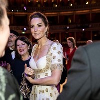 Kate Middleton lalu menyempurnakan gayanya dengan emas berkilauan senilai Rp 10 juta dan kalung dengan nilai Rp 233 juta. (Foto: Getty Images)