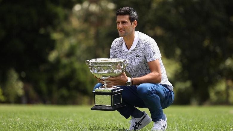 Novak Djokovic MELBOURNE, AUSTRALIA - FEBRUARY 03: Novak Djokovic of Serbia poses during the 2020 Australian Open Mens Trophy Media Opportunity at Royal Botanic Gardens Victoria on February 03, 2020 in Melbourne, Australia. (Photo by Clive Brunskill/Getty Images)