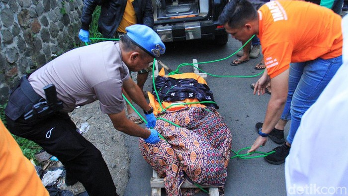 Jasad Edward Silaban dievakuasi tim Inafis Polresta Bandung di dasar jurang, Kecamatan Cililin, Kabupaten Bandung Barat, Jawa Barat, Senin (3/2/2020). Pria penagih utang tersebut dibunuh dan dibuang mayatnya oleh pegawai kedai ramen.