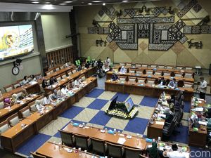 Rapat di DPR, Ribka Tjiptaning Bercanda Korona Komunitas Rondo Mempesona