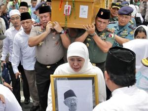 Tangis Khofifah Saat Pegang Foto Almarhum Gus Sholah