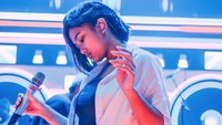 Penyanyi yang akrab disapa Lala itupun kini tengah disibukkan dengan jadwal manggung dan promo single terbarunya Favorite Sin. Dok. Instagram/lalamarionmj