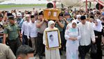 Momen Jenazah Gus Sholah Tiba di Bandara Juanda