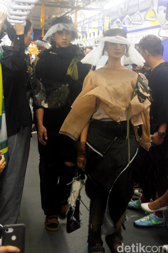 Fashion Rocks menggelar fashion show perdana di gerbong MRT Jakarta dengan menampilkan karya tiga desainer muda Indonesia: Kelly Vallerie, Wilsen Willim dan Andandika Surasetja, Jumat [31/1/2020]. Foto: Mohammad Abduh/Wolipop