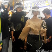 Fashion Rocks menggelar fashion show perdana di gerbong MRT Jakarta dengan menampilkan karya tiga desainer muda Indonesia: Kelly Vallerie, Wilsen Willim dan Andandika Surasetja, Jumat [31/1/2020]. Foto: Mohammad Abduh/Wolipop