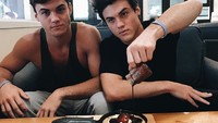 Saking kompaknya ketika sarapan saja, Dolan Twins makan satu wadah. Lihat pose Ethan ketika menuangkan cokelat ke makanannya terlihat konyol tapi menggemaskan bukan? Foto: Instagram @ethandolan @graysondolan