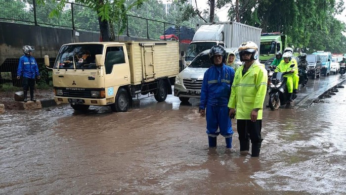 Genangan yang ada di Jalan Lingkar Luar Cengkareng Timur, Jakarta Barat, Senin (3/2)