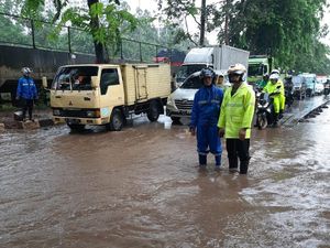 Muncul Genangan di Lingkar Luar Barat Cengkareng, Pengendara Harus Melipir