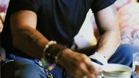 Begini tampannya Johnny Depp saat tengah menikmati secangkir kopi hangat. Gayanya yang modis membuat penggemarnya ada di mana-mana. Foto: Istimewa