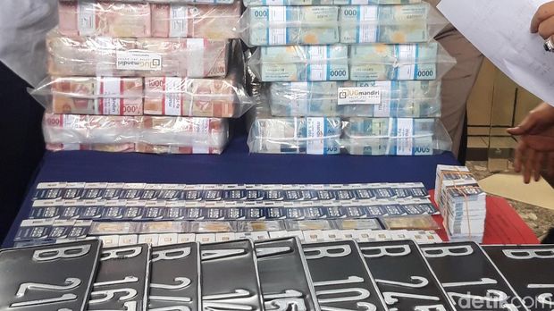 Barang bukti kasus investasi bodong MeMiles kini mencapai Rp 147 miliar. Sebelumnya ada tambahan Rp 3,5 miliar dari rekening Ari Haryo Wibowo Harjojudanto atau Ari Sigit.