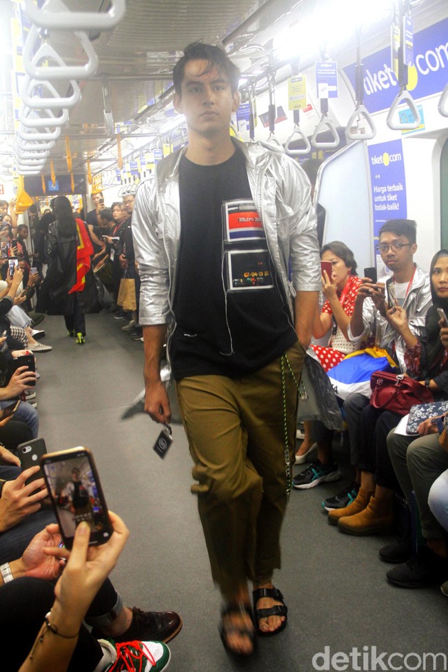 Fashion Rocks menggelar fashion show perdana di gerbong MRT Jakarta dengan menampilkan karya tiga desainer muda Indonesia: Kelly Vallerie, Wilsen Willim dan Andandika Surasetja, Jumat [31/1/2020]. Foto: Mohammad Abduh/Wolipop