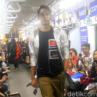 Fashion Rocks menggelar fashion show perdana di gerbong MRT Jakarta dengan menampilkan karya tiga desainer muda Indonesia: Kelly Vallerie, Wilsen Willim dan Andandika Surasetja, Jumat [31/1/2020]. Foto: Mohammad Abduh/Wolipop