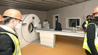 Ini wujud ruangan untuk CT scan yang ada di dalam rumah sakit darurat ini. Foto: Chinatopix via AP