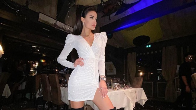 Ini model asal Ukraina yang jadi sorotan setelah pengakuannya yang mengejutkan. Wanita bernama Yana Orfeeva itu mengaku jadi selingkuhan Pangeran Arab. Dan kini bisa menikmati hidup dalam kemewahan.  Foto: Instagram @yana.orfeeva