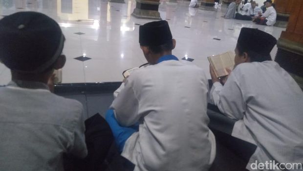 Gus Sholah Wafat, Santri Tebuireng Baca Al-Qur'an Berjemaah