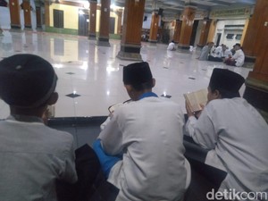 Video Ponpes Tebuireng Bersiap Sambut Kedatangan Jenazah Gus Sholah