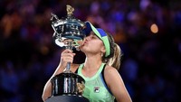Sofia saat mengangkat trofi turnamen tenis grand slam Australia Terbuka 2020. (Hannah Peters/Getty Images)