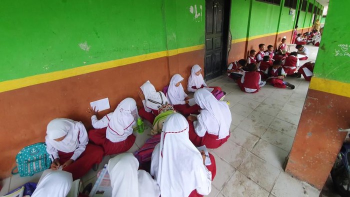Plafon atap kelas 6 SDN Samudrajaya 04, Kabupaten Bekasi, roboh. Akibatnya, siswa belajar di luar kelas.