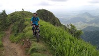 Setelah mencapai puncak, mereka seperti berada di negeri di atas awan. (Foto: istimewa)