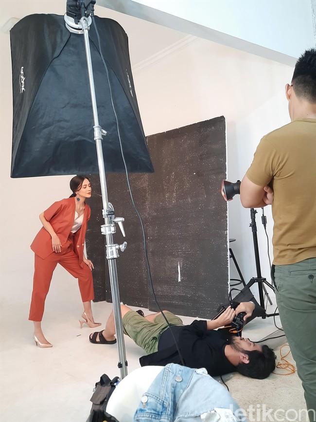 Pemotretan fashion Wolipop kali ini mengambil dua tema, yakni office look ala drama Korea dan streetwear. Penampilan Agla pun tampak kontras dengan dua tema tersebut. Foto: wolipop