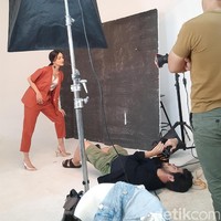 Pemotretan fashion Wolipop kali ini mengambil dua tema, yakni office look ala drama Korea dan streetwear. Penampilan Agla pun tampak kontras dengan dua tema tersebut. Foto: wolipop