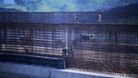 Para pekerja beraktivitas di area pembangunan Stasiun Tegalluar, Desa Tegalluar, Kabupaten Bandung, Senin (2/2).
