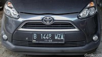 Tampak sebuah mobil MVP sebelum di cuci dengan uap.