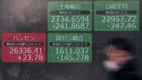 Indeks Nikkei 225 siang ini tercatat turun 238 poin (1,02%) ke 22.962. Sementara Indeks Shanghai melemah 233 poin (7,93%) ke 2.742, dan Indeks Strait Times turun 31 poin (1,03%) ke 3.123. Foto: AP Photo/Eugene Hoshiko