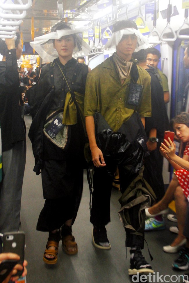 Fashion Rocks menggelar fashion show perdana di gerbong MRT Jakarta dengan menampilkan karya tiga desainer muda Indonesia: Kelly Vallerie, Wilsen Willim dan Andandika Surasetja, Jumat [31/1/2020]. Foto: Mohammad Abduh/Wolipop