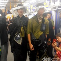 Fashion Rocks menggelar fashion show perdana di gerbong MRT Jakarta dengan menampilkan karya tiga desainer muda Indonesia: Kelly Vallerie, Wilsen Willim dan Andandika Surasetja, Jumat [31/1/2020]. Foto: Mohammad Abduh/Wolipop