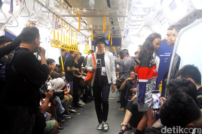 Fashion Rocks menggelar fashion show perdana di gerbong MRT Jakarta dengan menampilkan karya tiga desainer muda Indonesia: Kelly Vallerie, Wilsen Willim dan Andandika Surasetja, Jumat [31/1/2020]. Foto: Mohammad Abduh/Wolipop