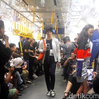 Fashion Rocks menggelar fashion show perdana di gerbong MRT Jakarta dengan menampilkan karya tiga desainer muda Indonesia: Kelly Vallerie, Wilsen Willim dan Andandika Surasetja, Jumat [31/1/2020]. Foto: Mohammad Abduh/Wolipop