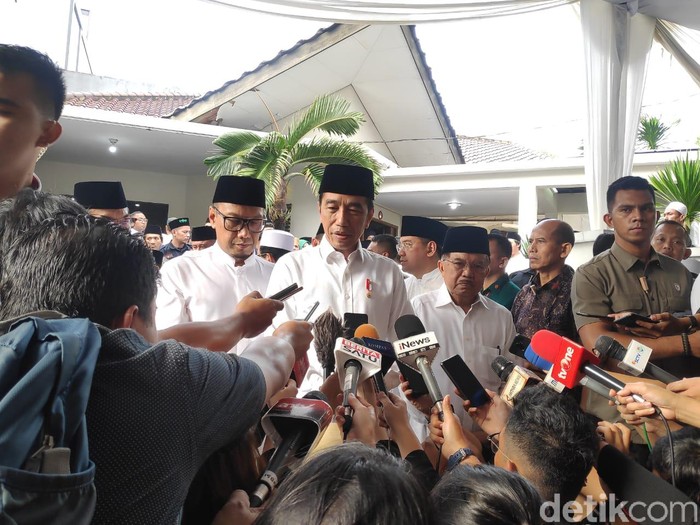 Jokowi melayat Gus Sholah ke rumah duka