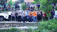 Evakuasi jasad penagih utang itu menjadi tontotan warga.