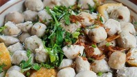  Terletak di Duren Sawit, Jakarta Timur, Bakso Kerikil Mas Bagas disajikan dengan telur puyuh, kuah pedas, dengan harga yang lumayan terjangkau. Foto: Istimewa