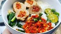 Punya beberapa cabang di Jakarta dan Tangerang, Bakso Iga Balungan terkenal dengan bakso mercon isi rawit merahnya yang menggugah selera. Foto: Instagram @baksoigabalungan