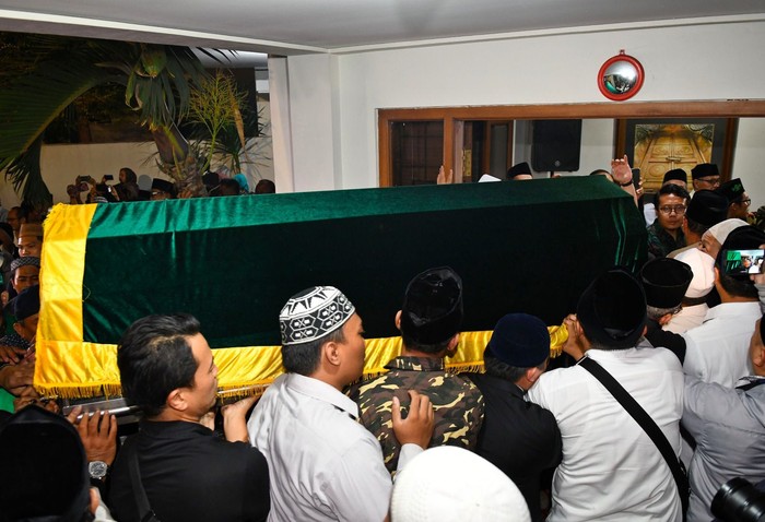 ULAMA SALAHUDDIN WAHID WAFAT Istri almarhum Salahuddin Wahid atau Gus Sholah, Farida (kedua kanan) didampingi putrinya Acha Wahid (ketiga kiri) tiba di rumah duka, Mampang Prapatan, Jakarta, Minggu (2/2/2020) malam. Ulama yang jugaΓadik kandung Presiden ke-4 RI Abdurrahman Wahid atau Gus Dur itu meninggal dunia usaiΓkritis pascaoperasi jantung di Rumah Sakit Jantung Harapan Kita, Jakarta. ANTARA FOTO/Aditya Pradana Putra/foc.
