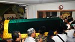 FOTO: Rumah Duka Gus Sholah Terus Dipadati Pelayat