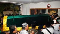 Sejak Minggu (2/2) malam, kerabat sudah memadati dan berebut mengangkat keranda berisi jenazah KH Salahuddin Wahid atau Gus Sholah saat tiba di rumah Duka. Hingga pagi ini, sejumlah kerabat dan kolega terus berdatangan. Tak lupa Presiden Republik Indonesia Joko Widodo juga hadir untuk melayat ke Rumah Duka Gus Sholah di Kawasan Mampang Prapatan, Jakarta Selatan.