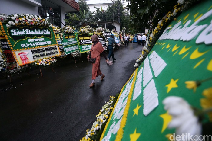 Karangan bunga tanda duka cita terus dikirimkan ke rumah duka almarhum Gus Sholah di Mampang Prapatan, Jakarta. Karangan bunga ini dikirimkan oleh sejumlah tokoh.