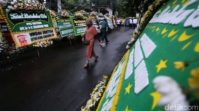 Banjir Karangan Bunga di Rumah Gus Sholah