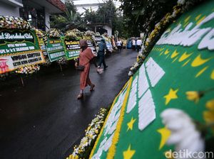 Banjir Karangan Bunga di Rumah Gus Sholah